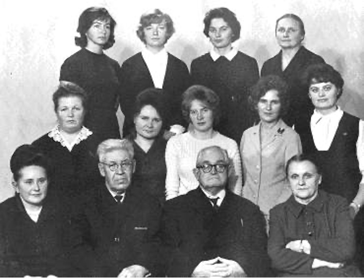 Сотрудники кафедры (1964 год). Нижний ряд (слева направо): Л.В. Кахнович, С.В. Калишевич, Т.Н. Годнев, Н.С. Судник; средний ряд: Л.Ф. Смирнова, Г.А. Липская, С.Р. Осмоловская, А.В. Петренко, В.А. Лаврова; верхний ряд: Л.А. Ходоренко. Н.А. Якимович, А.С. Климович, Н.В. Порохневич.